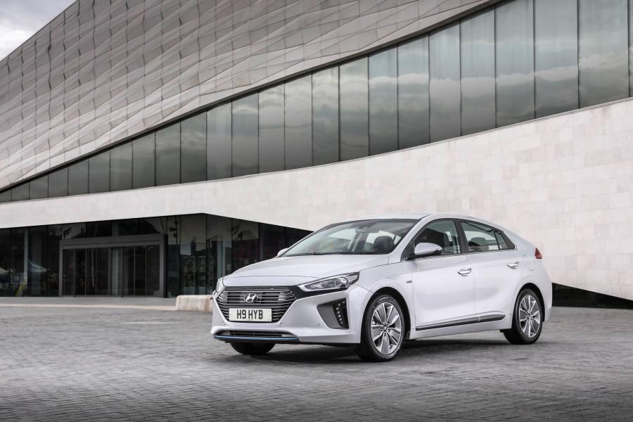  Hyundai IONIQ plug-in hybrid (AE) 2017 года  (UK) (фото 1 из 34)
